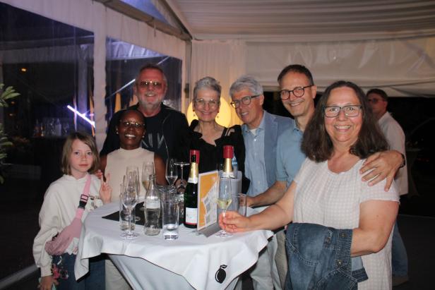 Martina Fürst mit Freunden bei der Revue.