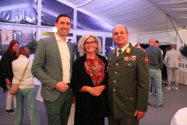 Alexander Bernhuber mit NÖ-Militärkommandant Georg Härtinger und seiner Gattin