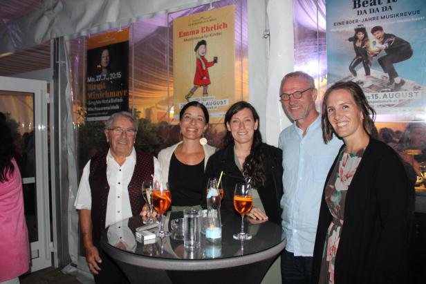 Barbara Buchegger von den Melker Grünen mit Freunden unter anderem Stefan Zach bei der Premiere.
