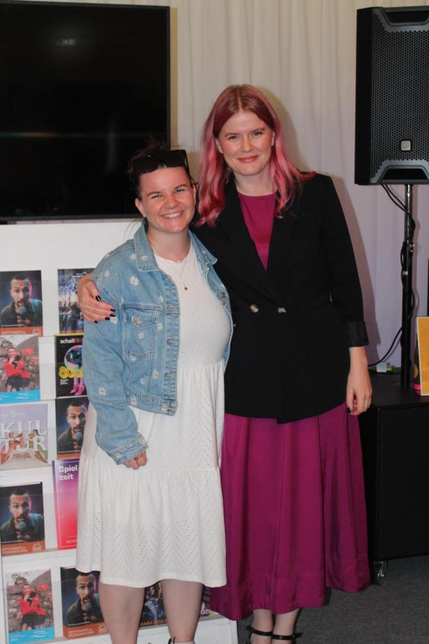 Anna Rihs und Karolina Ellinger bei der Premiere.