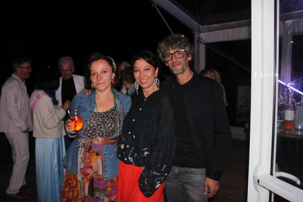Ursula Strauss mit Partner und Fotografin Daniela Matejschek bei der Revue.