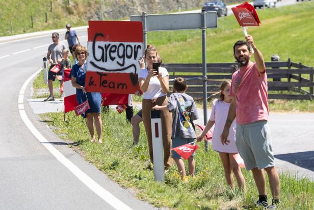 Fans des Führenden Gregor Mühlberger warten am Straßenrand