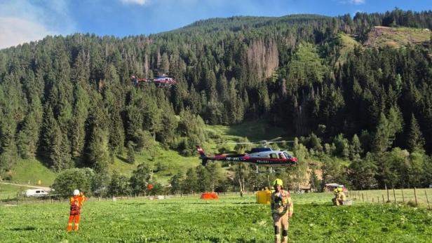 Hubschrauber unterstützten die Löscharbeiten aus der Luft.