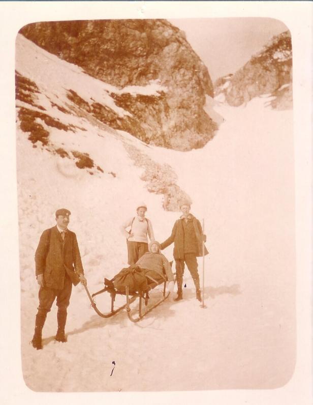 1909: Bergung am Thörlweg mit einem Heuschlitten.