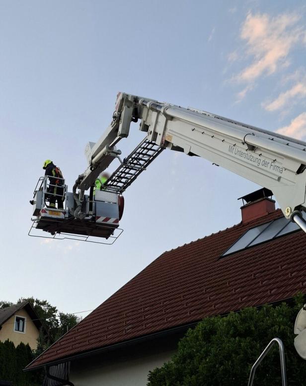 Die Feuerwehr befreite den Mann mit dem Hubsteiger aus seiner misslichen Lage.