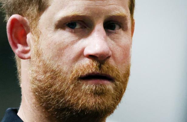 Nahaufnahme von Prinz Harry mit rotem Bart und nachdenklichem Blick.