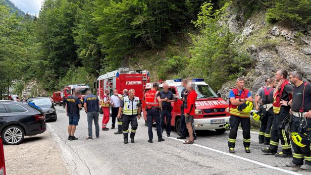 Die Einsatzkräfte auf dem Weg zur Absturzstelle.