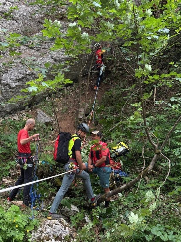 Bergretter sicherten die Einsatzkräfte im steilen Gelände.