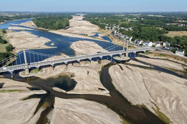 TOPSHOT-FRANCE-HEATWAVE-DROUGHT-WEATHER-CLIMATE-ENVIRONMENT
