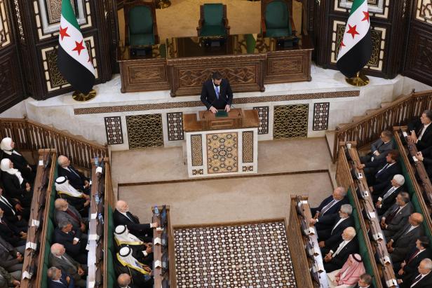  Interimspräsident Ahmed al-Sharaa im Parlament.