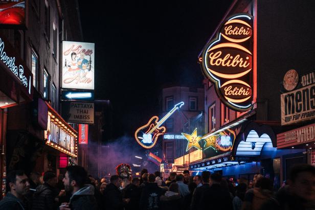 Die Reeperbahn bei Nacht mit vielen leuchtenden Schildern 