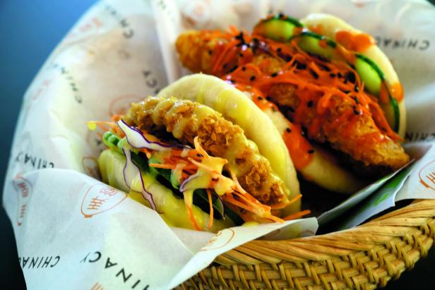 Ein chinesisches Gericht mit Gurke, Kohl und Fleisch in einer Art Teigtasche