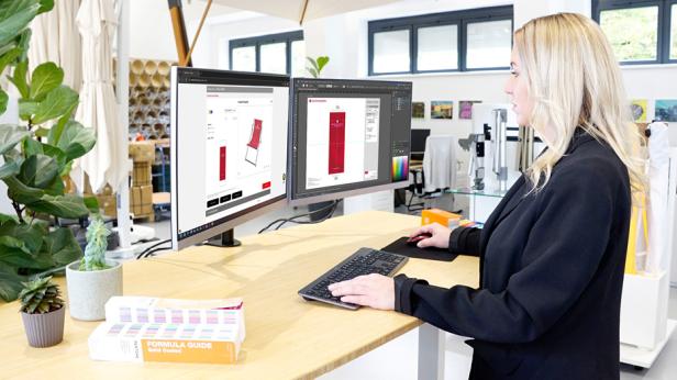Frau entwirft am Computer einen bedruckten Liegestuhl im 3D-Designer.