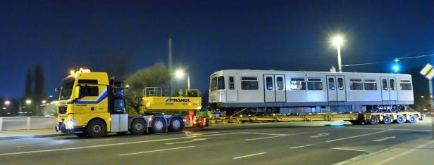 Ein Schwertransporter der Firma Prangl transportiert eine U-Bahn-Waggon bei Nacht.
