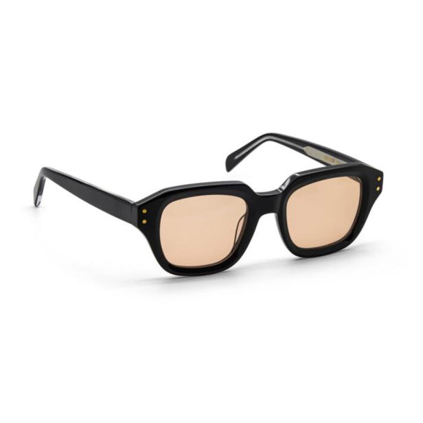 Eine schwarze Brille mit braunen Gläsern 