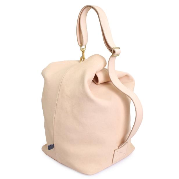 Eine beige Tasche in Form eines Beutels