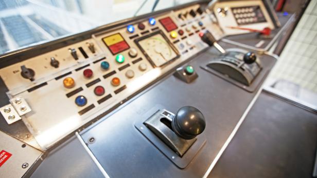 Das Cockpit eines Zuges mit vielen Knöpfen und Schaltern.