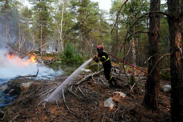 TOPSHOT-FRANCE-FIRE-WEATHER-CLIMATE-FOREST