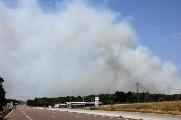 TOPSHOT-FRANCE-FIRE-WEATHER-CLIMATE-FOREST