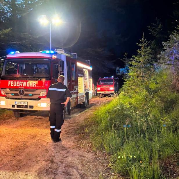 Einsatzautos auf Forststraße