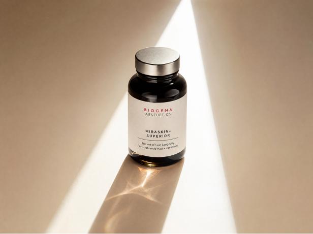 Eine Dose BIOGENA AESTHETICS Miraskin+ Superior wird von Sonne beschienen.