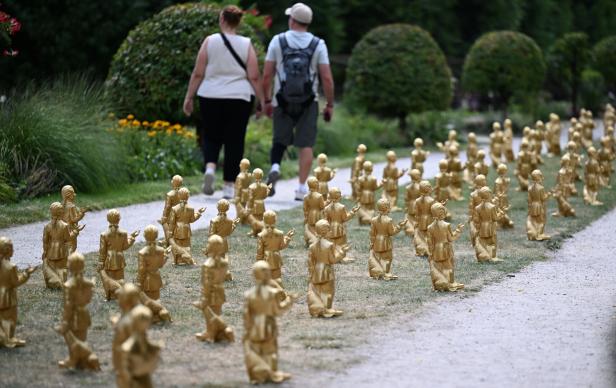 ++ THEMENBILD ++ SKULPTURENINSTALLATION "GOLDENE MINI-MOZARTS IM MIRABELLGARTEN"
