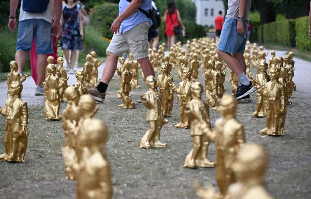 ++ THEMENBILD ++ SKULPTURENINSTALLATION "GOLDENE MINI-MOZARTS IM MIRABELLGARTEN"
