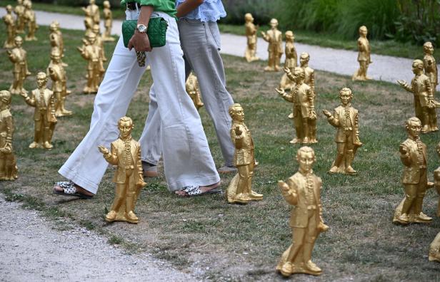++ THEMENBILD ++ SKULPTURENINSTALLATION "GOLDENE MINI-MOZARTS IM MIRABELLGARTEN"