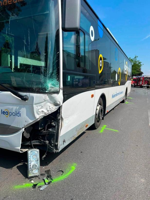Der Linienbus wurde bei dem Unfall schwer beschädigt.