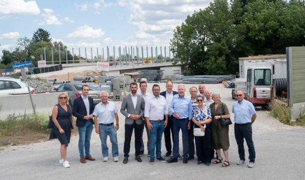 Anrainerinnen und Anrainer der Nestroystraße beim Lokalaugenschein auf der Ringschluss-Baustelle.