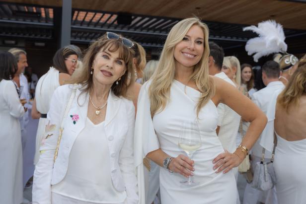 Schauspielerin Anja Kruse mit Moderatorin Nina Kraft