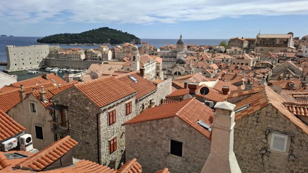 Blick von der Stadtmauer auf Dubrovnik, Kroatien