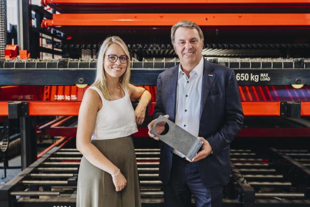 Eine Frau und ein Mann in einer metallverarbeitenden Firma.