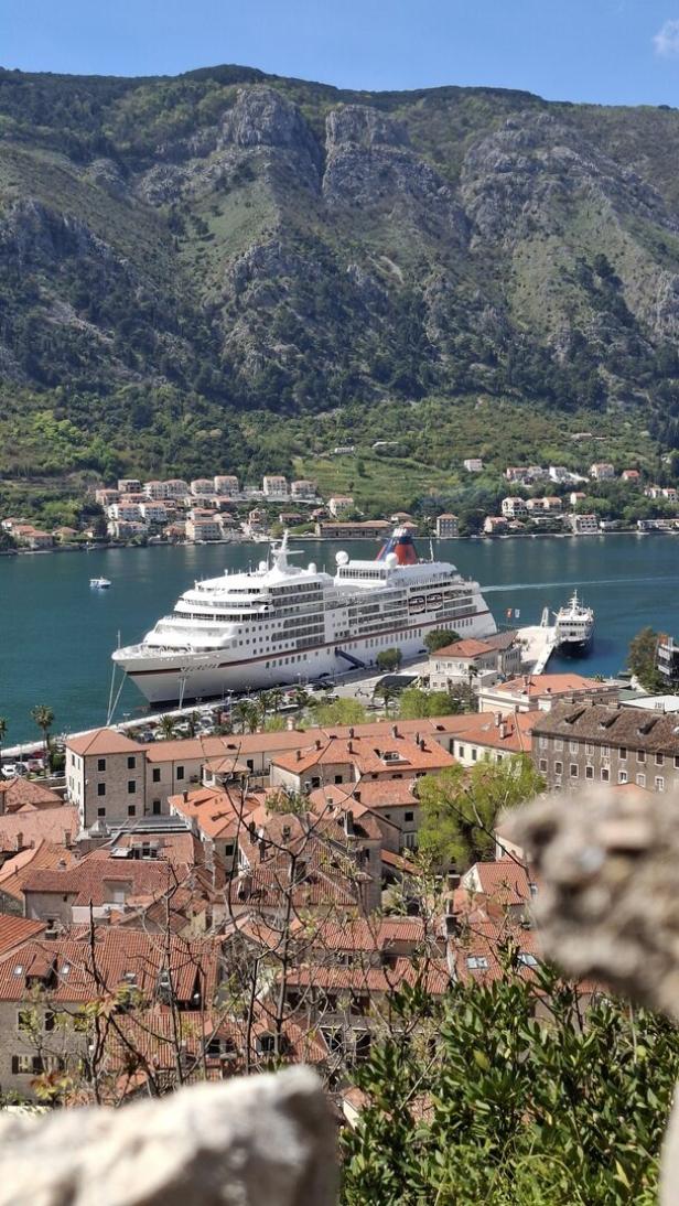 Kreuzfahrtschiff „MS Europa“ der Reederei Hapag-Lloyd  im Hafen von Kotor.