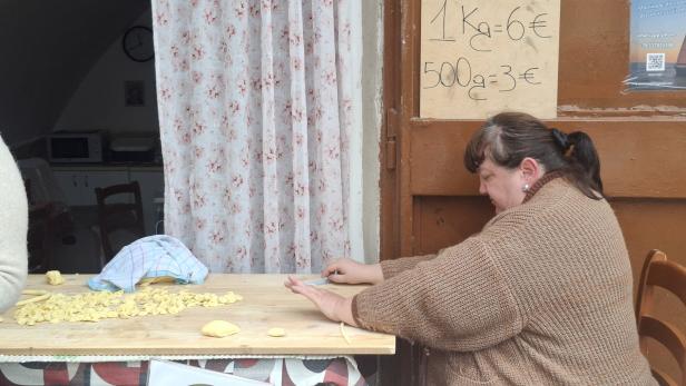 Eine Frau in Bari macht Orecchiette.
