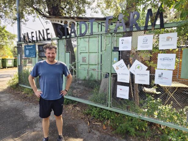 Manuel Bornbaum vor der kleinen Stadtfarm. 
