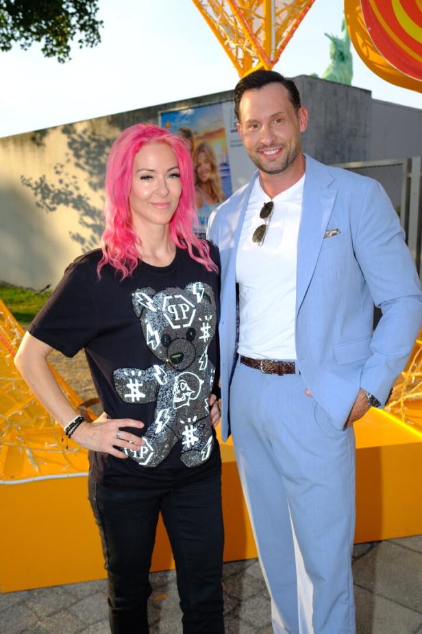 Simone Lugner mit pinken Haaren