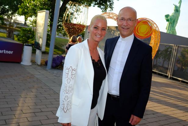 Dompfarrer Toni faber mit Begleitung Natalie Nemec