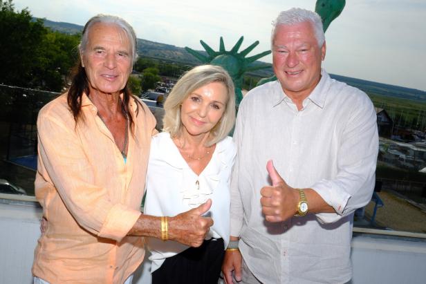 Sänger Waterloo mit seiner Ehefrau Andrea und Kicker-Legende Toni Polster