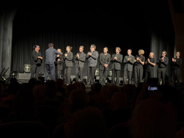 15 Schauspieler und Schauspielerinnen bestreiten die szenische Lesung.