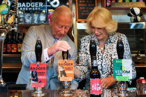Charles und Camilla beim Bierzapfen in einer Brauerei