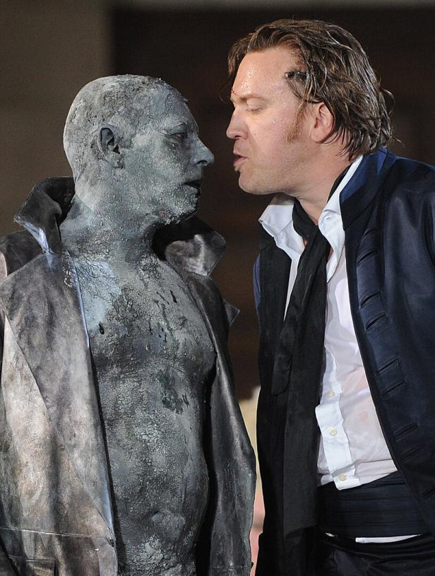 SALZBURGER FESTSPIELE 2012: FOTOPROBE "JEDERMANN" Ein Mann im Anzug küsst eine wie eine graue Statue bemalte Person.