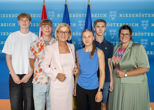 Johanna Mikl-Leitner und Personalchefin Verena Krammer (re.) mit den Nachwuchskräften.