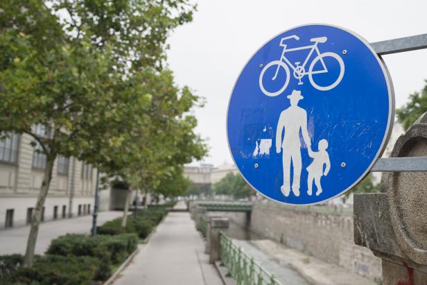Fußgängerweg und Radweg