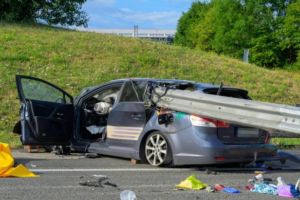 NIEDERÖSTERREICH: PKW GEGEN LEITPLANKE - ZWEI MÄNNER STARBEN BEI UNFALL AUF A1 IM BEZIRK AMSTETTEN