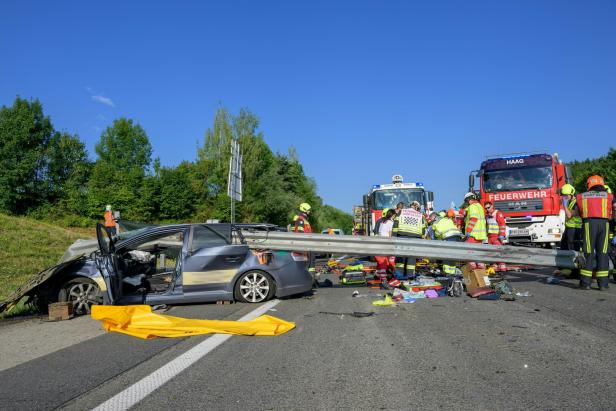 NIEDERÖSTERREICH: PKW GEGEN LEITPLANKE - ZWEI MÄNNER STARBEN BEI UNFALL AUF A1 IM BEZIRK AMSTETTEN