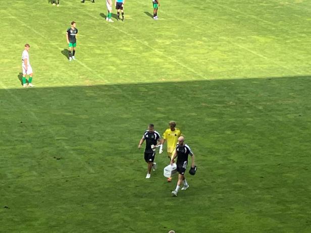 Goalie Yuri Kirchmayr musste verletzt vom Feld