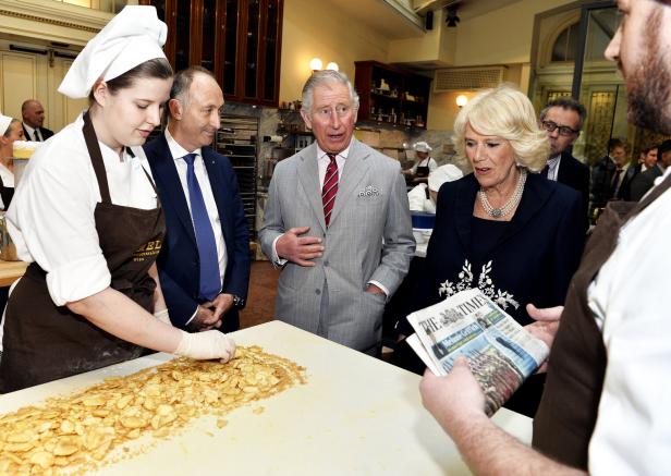 BRITISCHER THRONFOLGER PRINZ CHARLES UND HERZOGIN CAMILLA IN ÖSTERREICH / CAFE DEMEL