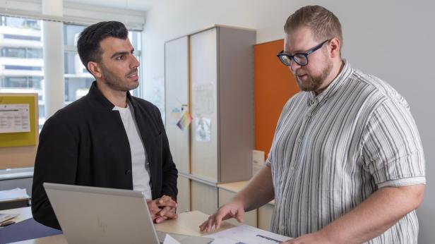 Zwei Männer an einem Laptop 