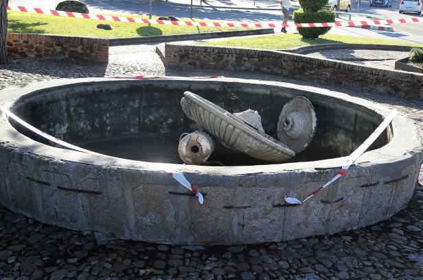 Fountain collapses killing a teenager in Ciudad Rodrigo